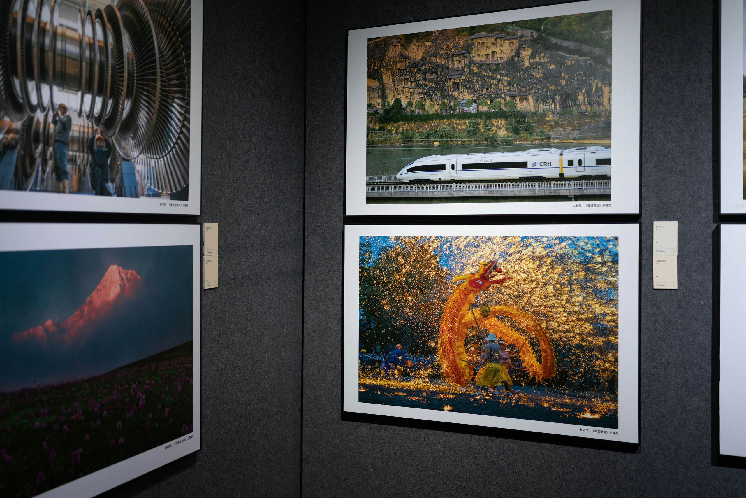 张大千美术馆里边展示的书画