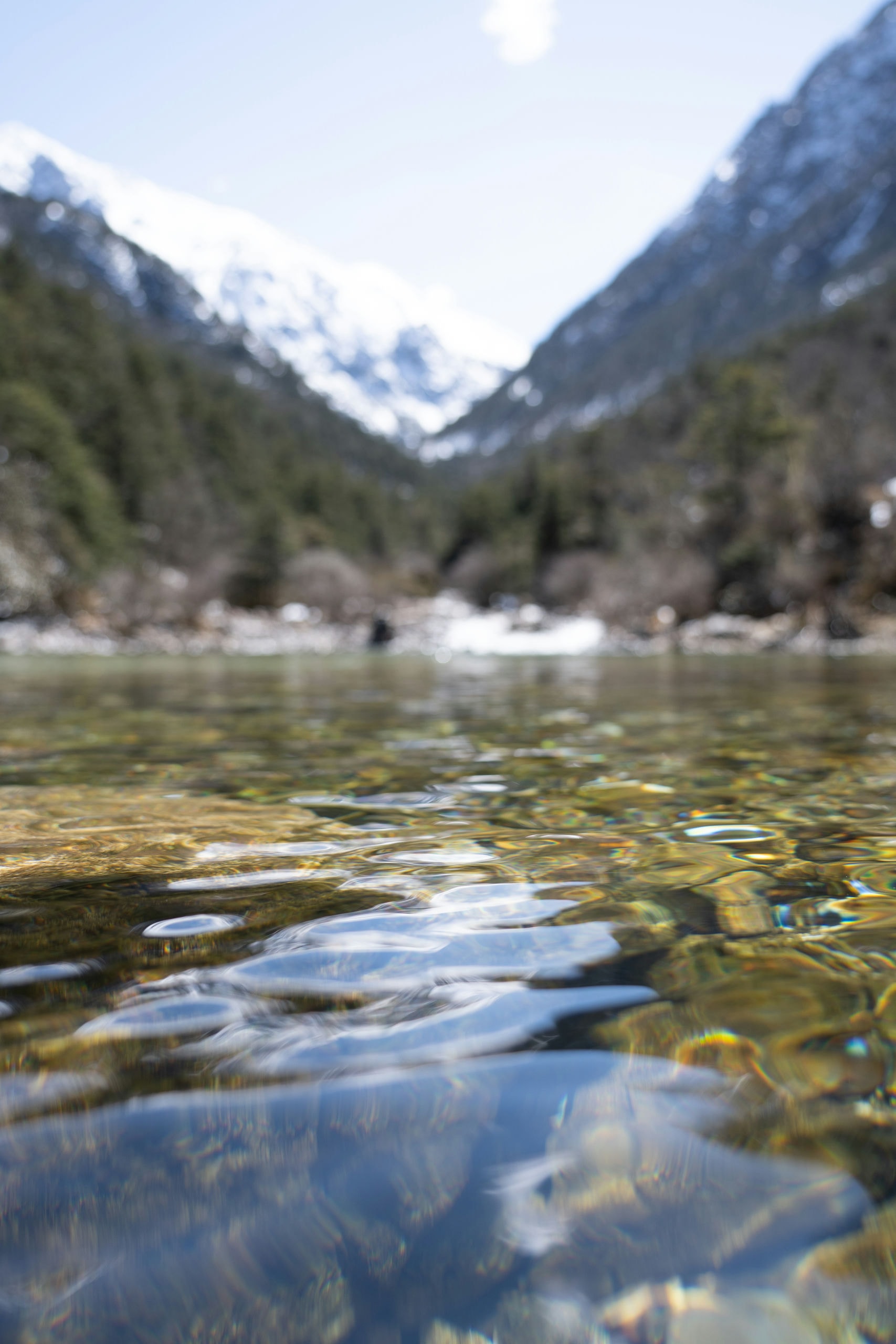 清澈见底的雪水倒映着远山