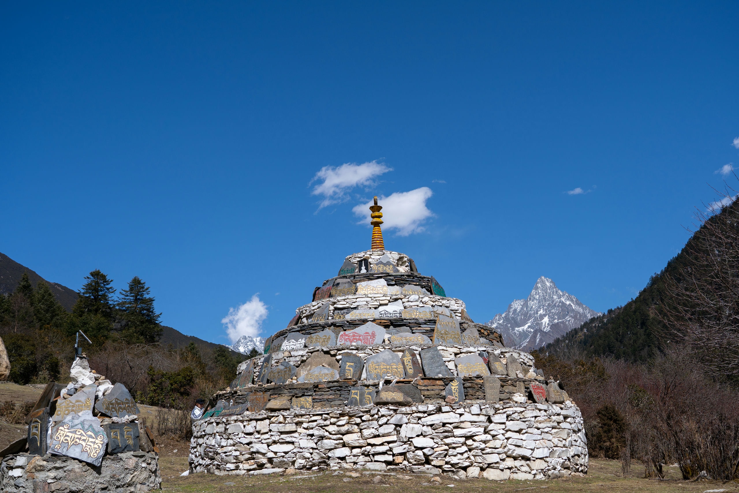 藏区随处可见石头砌成的白塔