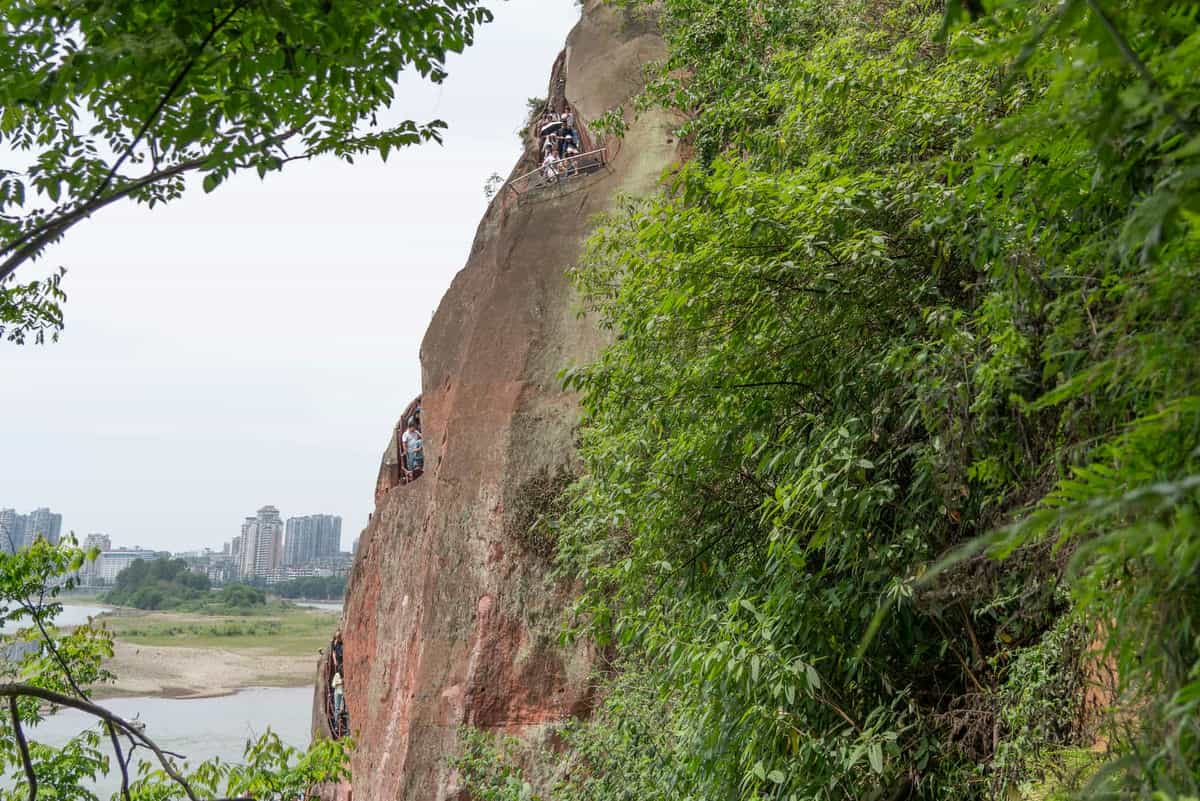 乐山大佛“下佛脚”排队人群