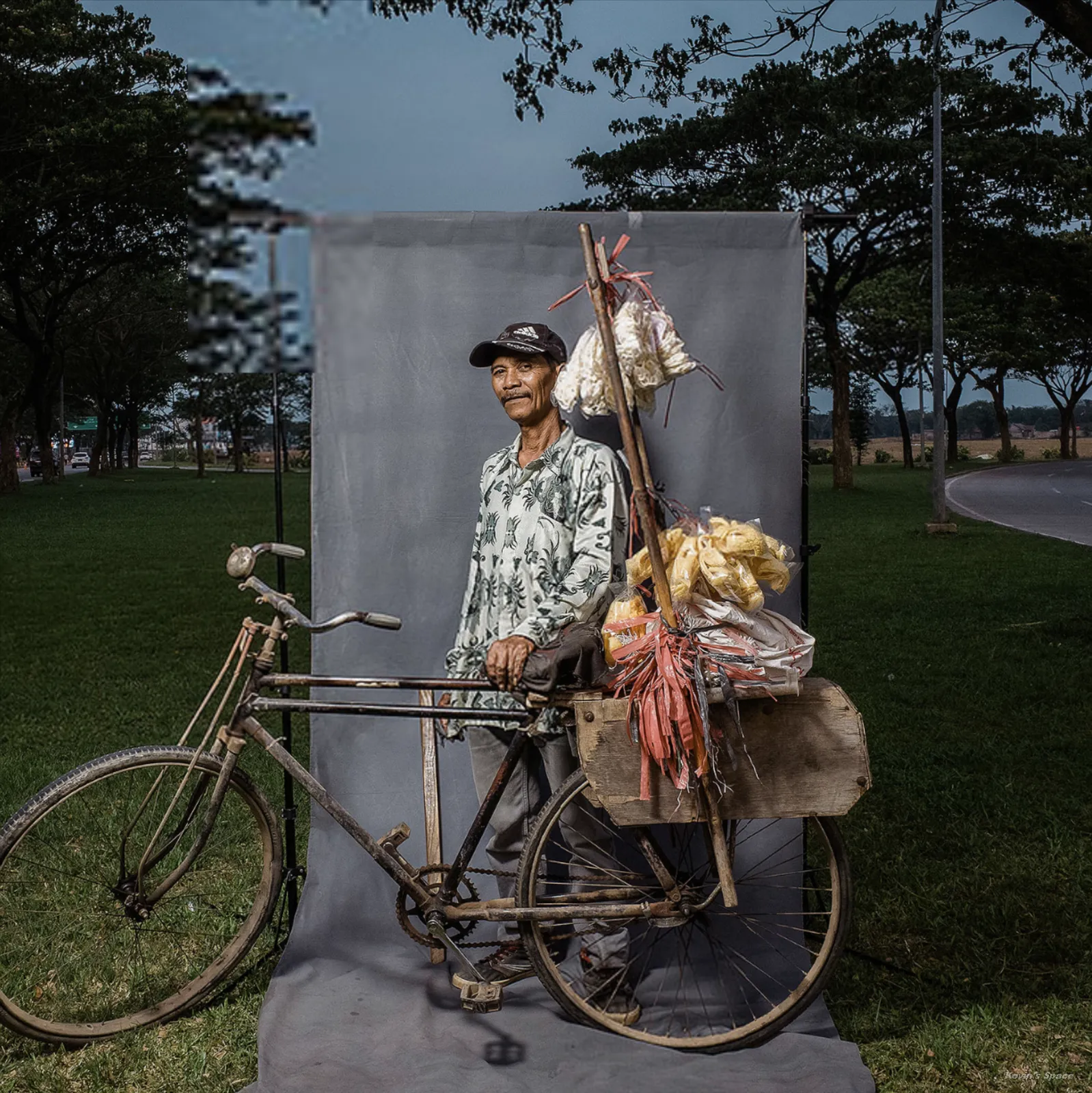 人像组作品《自行车上的小贩》