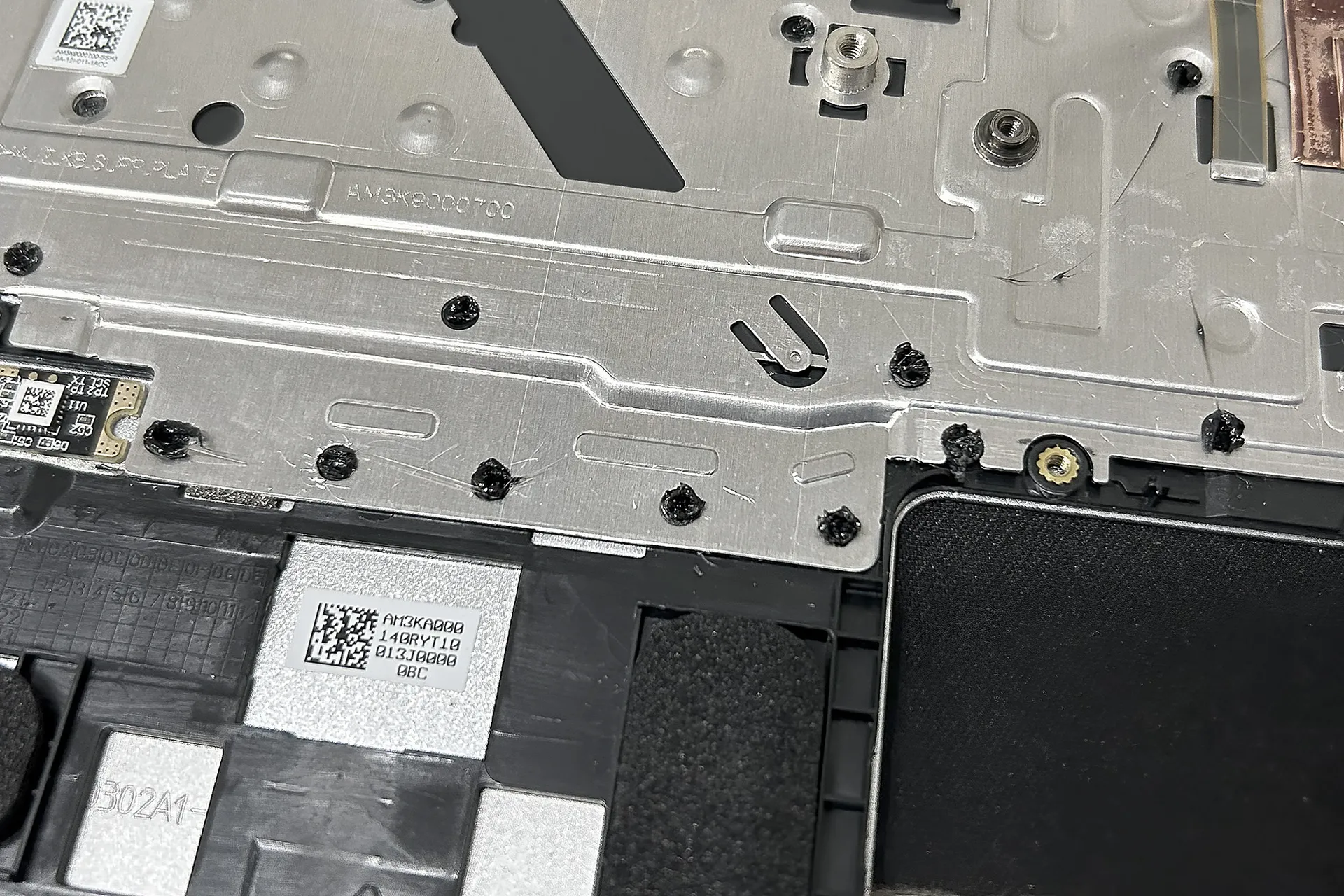 艰难的,用蛮力压住并利旧原来的塑料柱烧回去