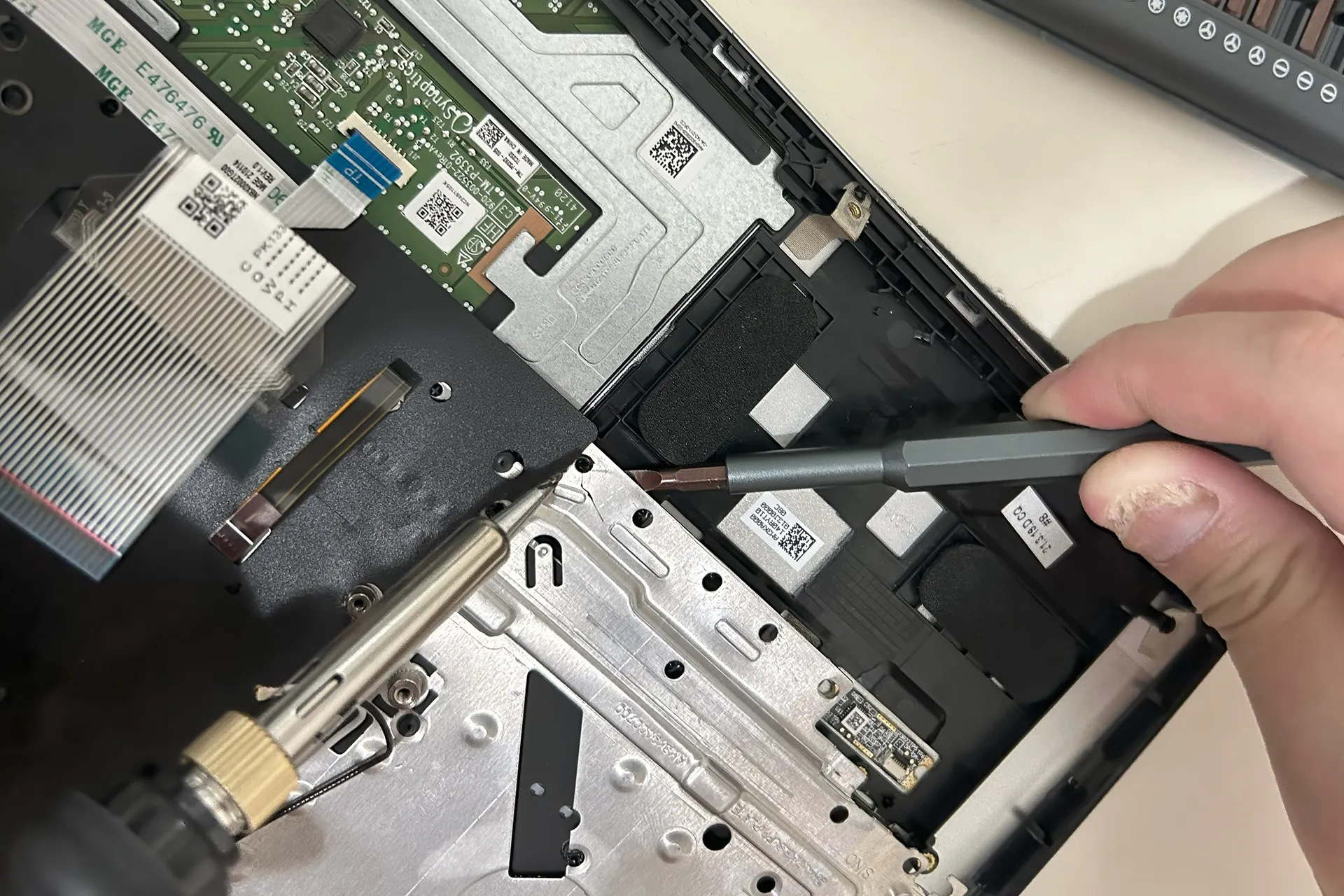 宏碁 Swift 3 SF314-511 更换键盘,没有撬棒只能用螺丝刀了…