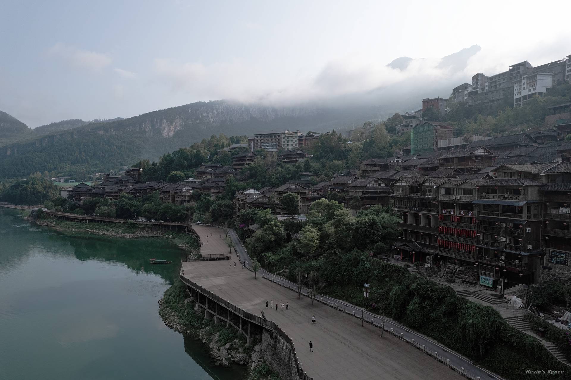 清晨云雾缭绕的龚滩古镇