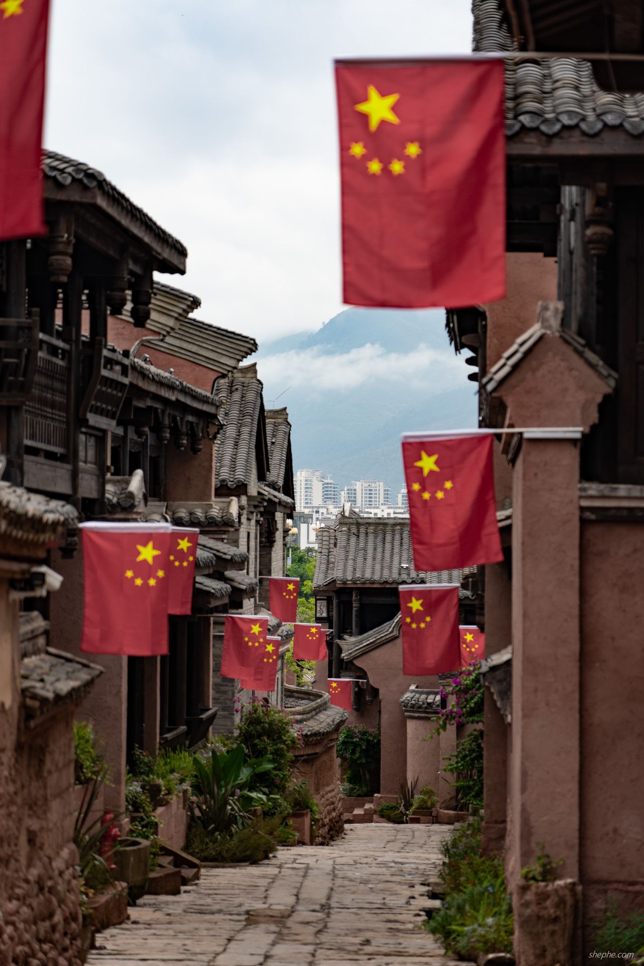 西昌国旗、古建与远山