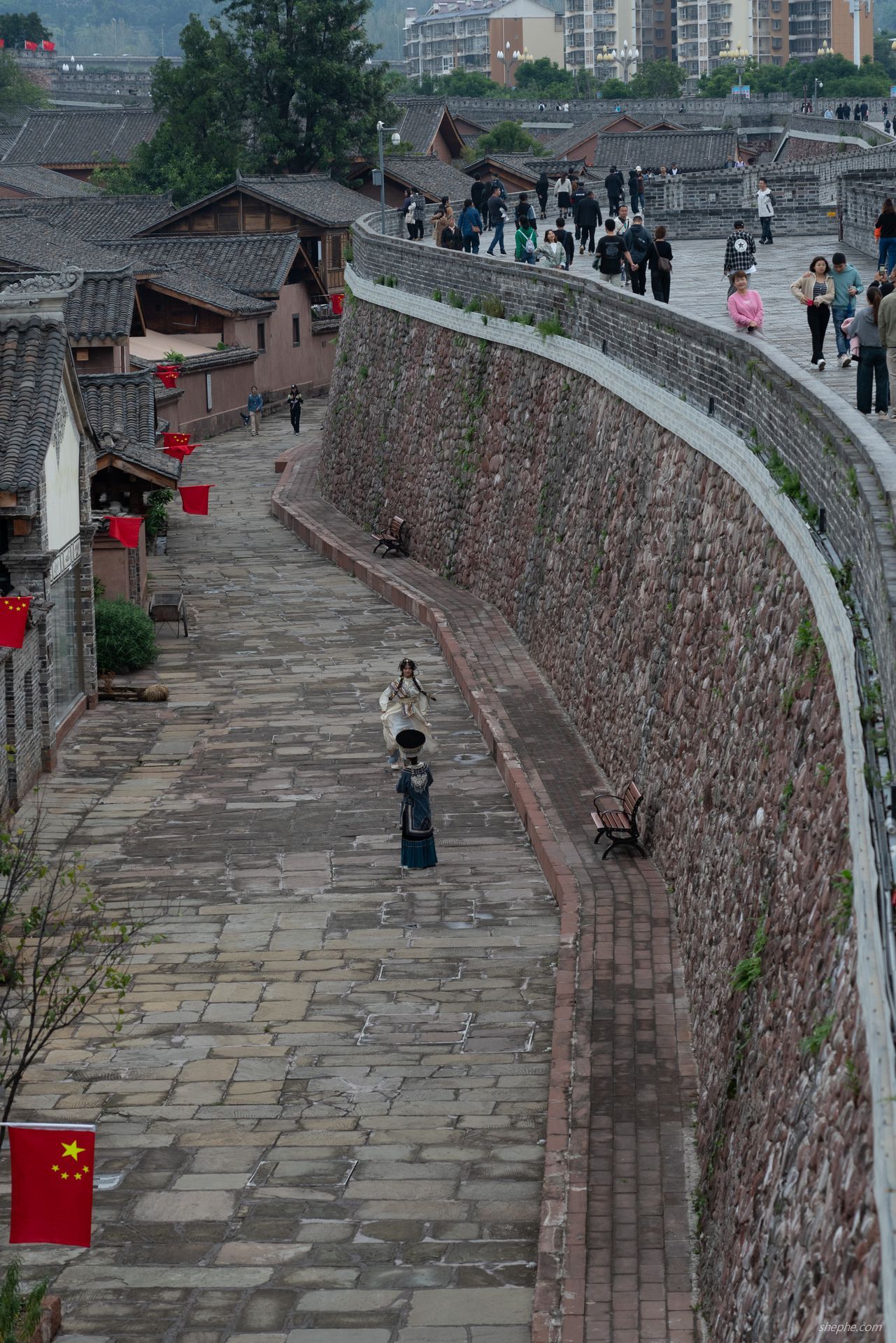 建昌古城上百年，嵌入城墙的黄桷树一定要打卡