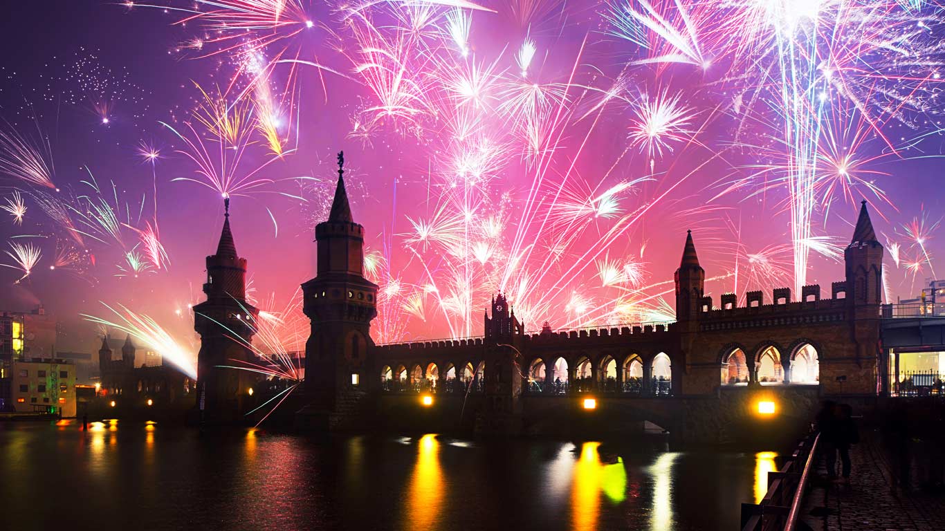 柏林，新年之桥  |  除夕夜，奥伯鲍姆桥，柏林，德国 (© spreephoto.de/Getty Images)  -  2025/12/31