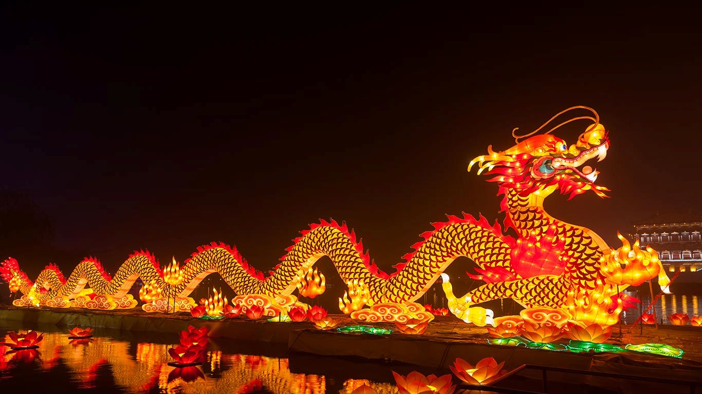 祝除夕团圆，新年顺遂！  |  庆祝春节的龙形灯笼，中国西安 (© Pan Hong/Getty Images)  -  2026/02/16