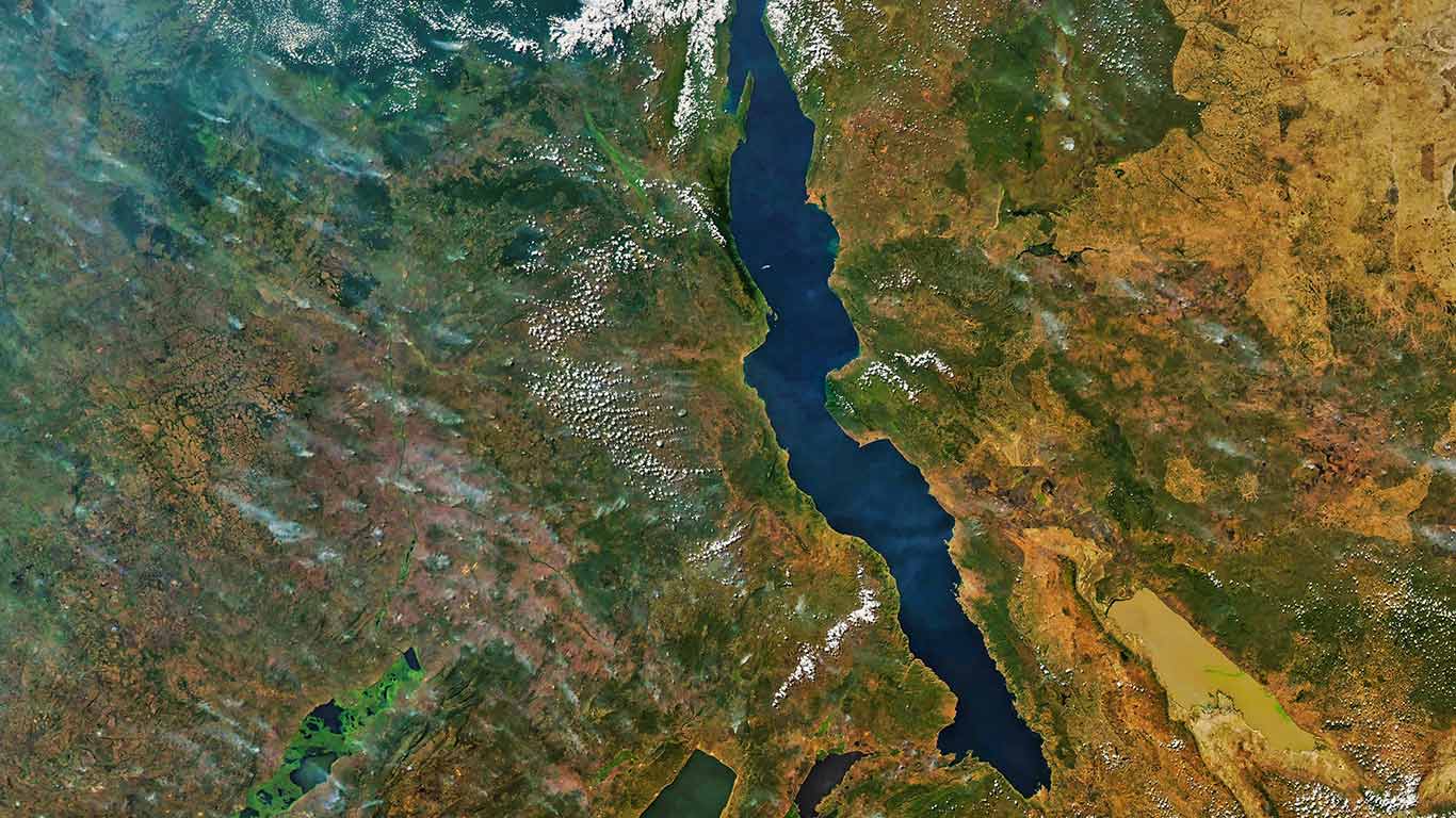 当水划出界线 | 坦噶尼喀湖,非洲 (© BEST-BACKGROUNDS/NASA/Shutterstock) - 2026/03/22