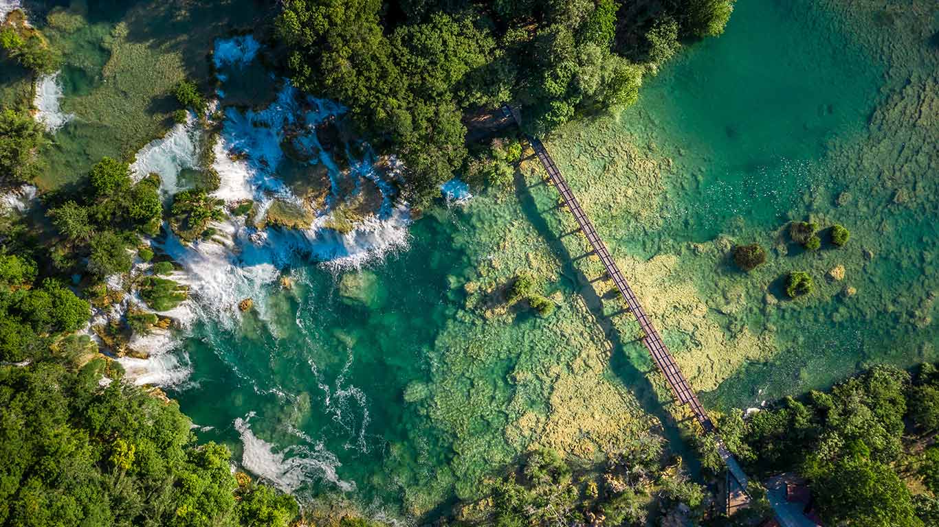 克尔卡的造物主  |  克尔卡国家公园的斯克拉丁斯基布克瀑布, 克罗地亚 (© Amazing Aerial Agency/Adobe Stock)  -  2026/05/09