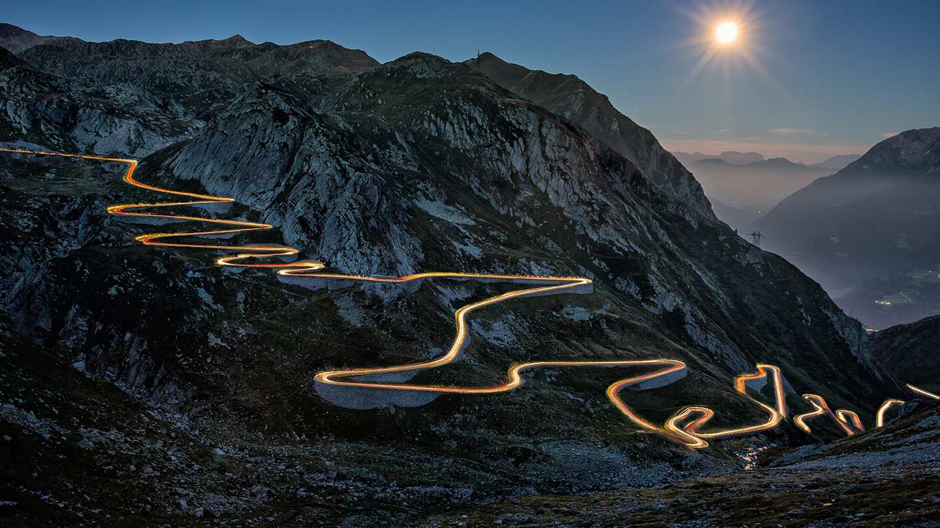 蜿蜒而上 | 特雷莫拉公路在圣哥达山口，艾罗洛，瑞士 (© Sandro Bisaro/Getty Images) - 2026/06/17
