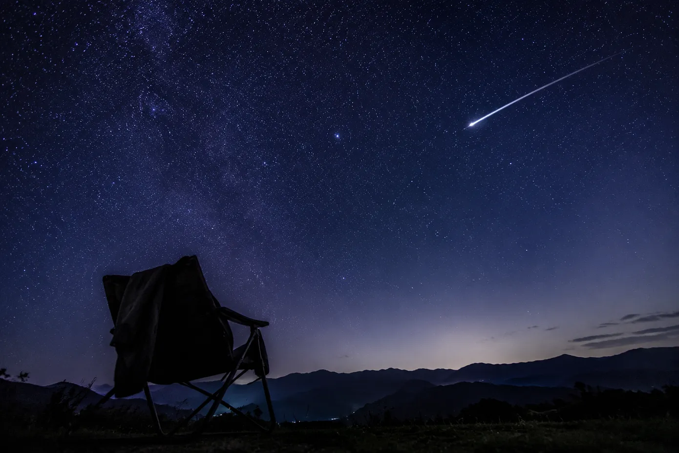 2026 英仙座流星雨拍摄攻略:新月加持的最暗夜空,器材设置到后期合成