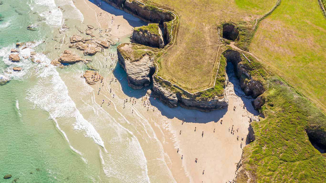 加境幽廊 | 大教堂海滩,加利西亚,西班牙 (© Tui De Roy/Amazing Aerial Agency/Abobe Stock) - 2026/07/25