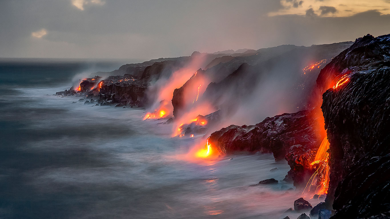 基拉韦厄火山的力量 | 大批熔岩流涌入大洋,大岛,夏威夷州,美国 (© Ken McCurdy/Getty Images) - 2026/08/01