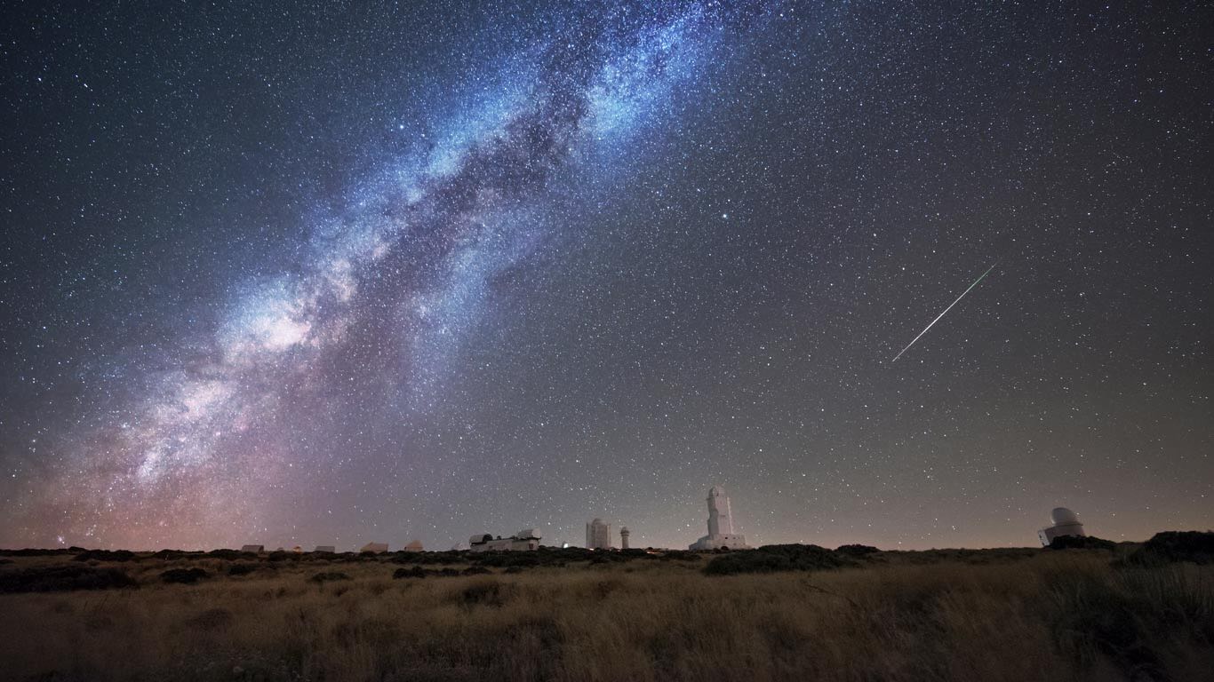 许个愿吧 | 泰德天文台上空的英仙座流星,加那利群岛,西班牙 (© Westend61/Getty Images) - 2026/08/13