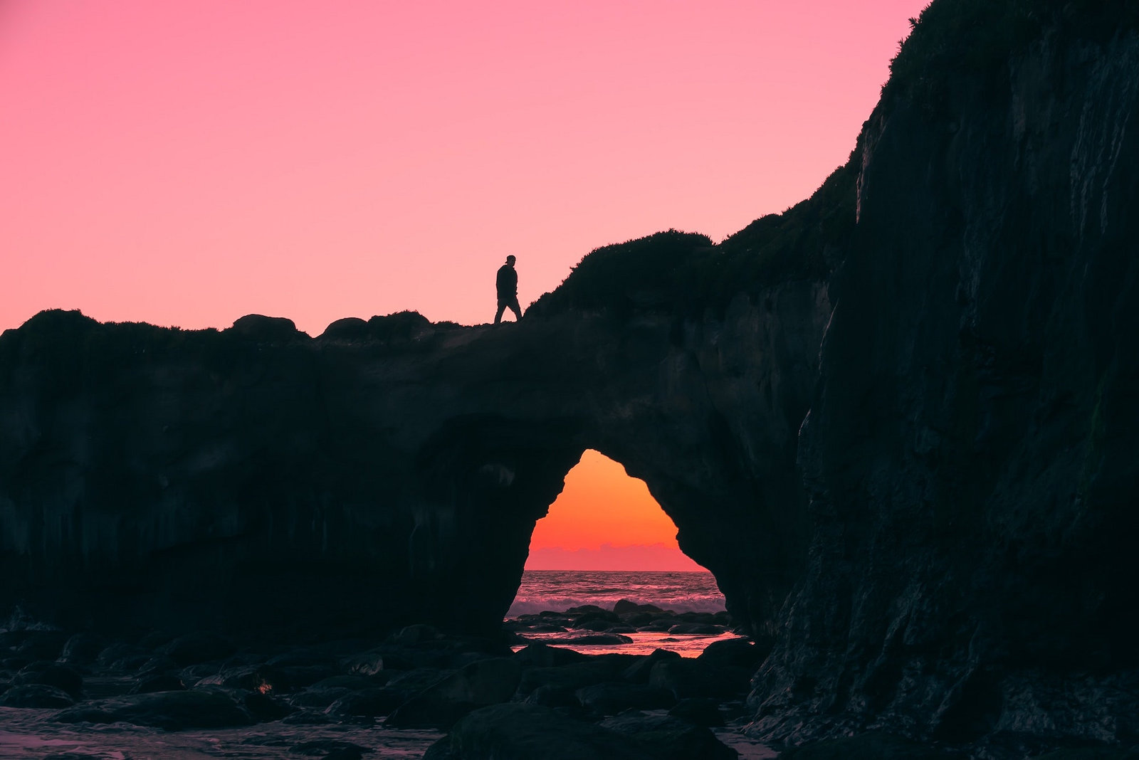 夕阳中的桥梁剪影
