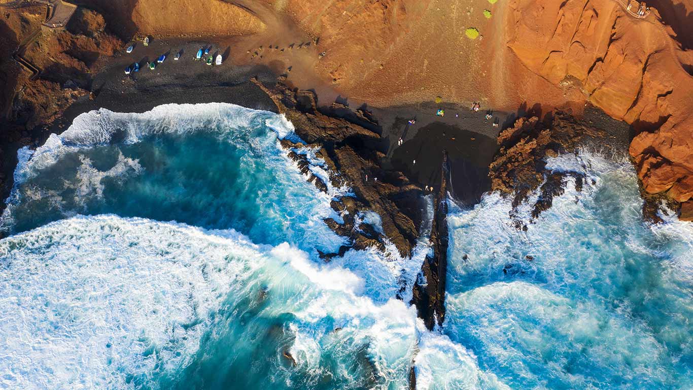 火山灰与浪花相遇 | 黑色熔岩海滩鸟瞰图,埃尔戈尔福,兰萨罗特岛,加那利群岛,西班牙 (© Westend61/Adobe Stock) - 2026/09/24