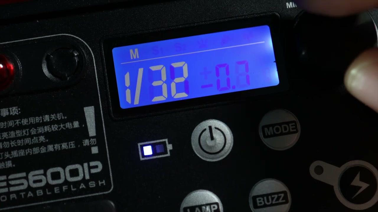 便携式闪光灯液晶屏显示 M 手动模式、1/32 输出和负0.7档微调