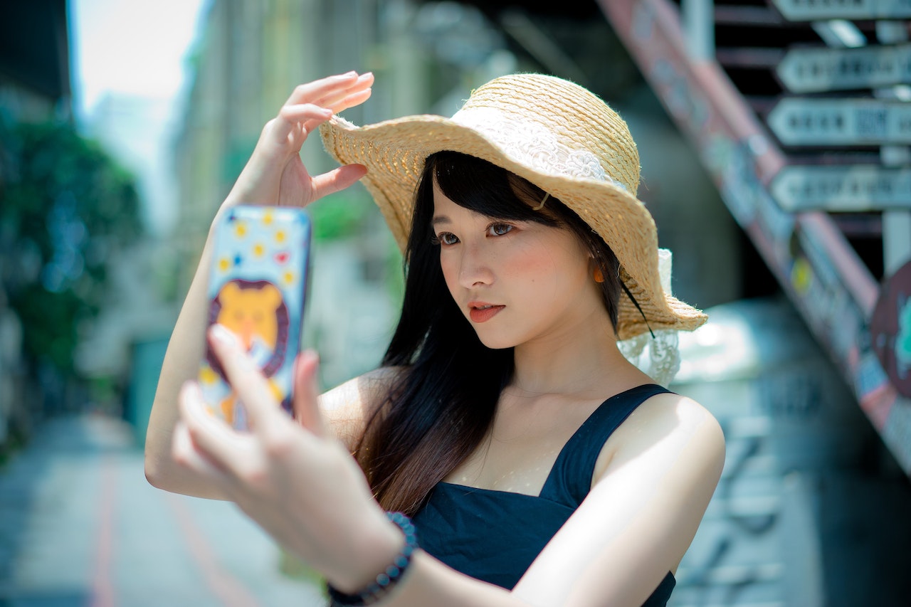 自拍总是只会比剪刀手？试试这 19 个轻松上手的拍照姿势