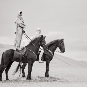 从撒哈拉骑手到白色身影，Drew Doggett 用两组作品把摄影拍成未完的梦