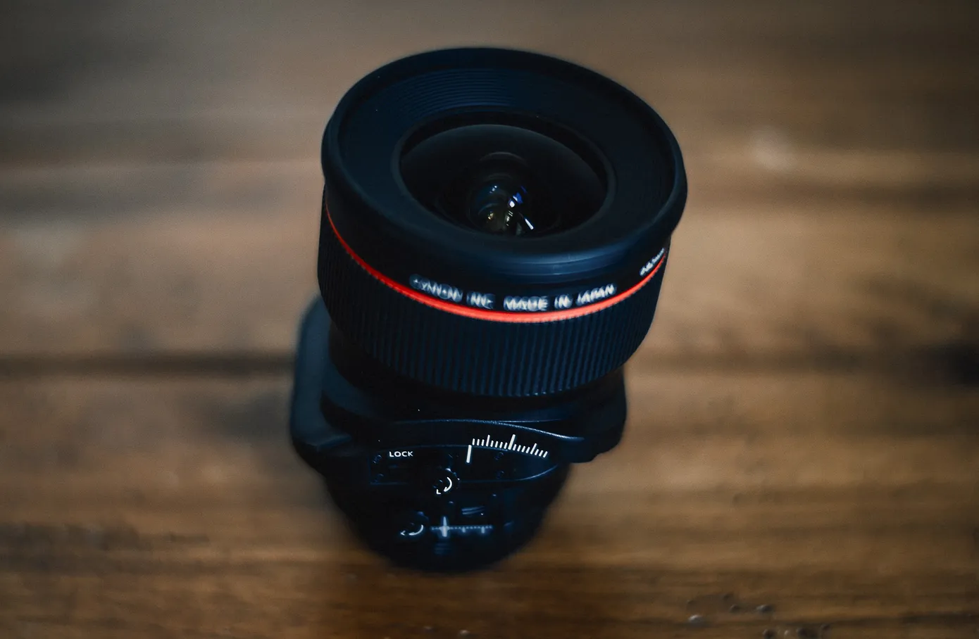 佳能 TS-E 24mm f/3.5L II 移轴镜头本体，镜筒上有倾斜与平移的控制旋钮