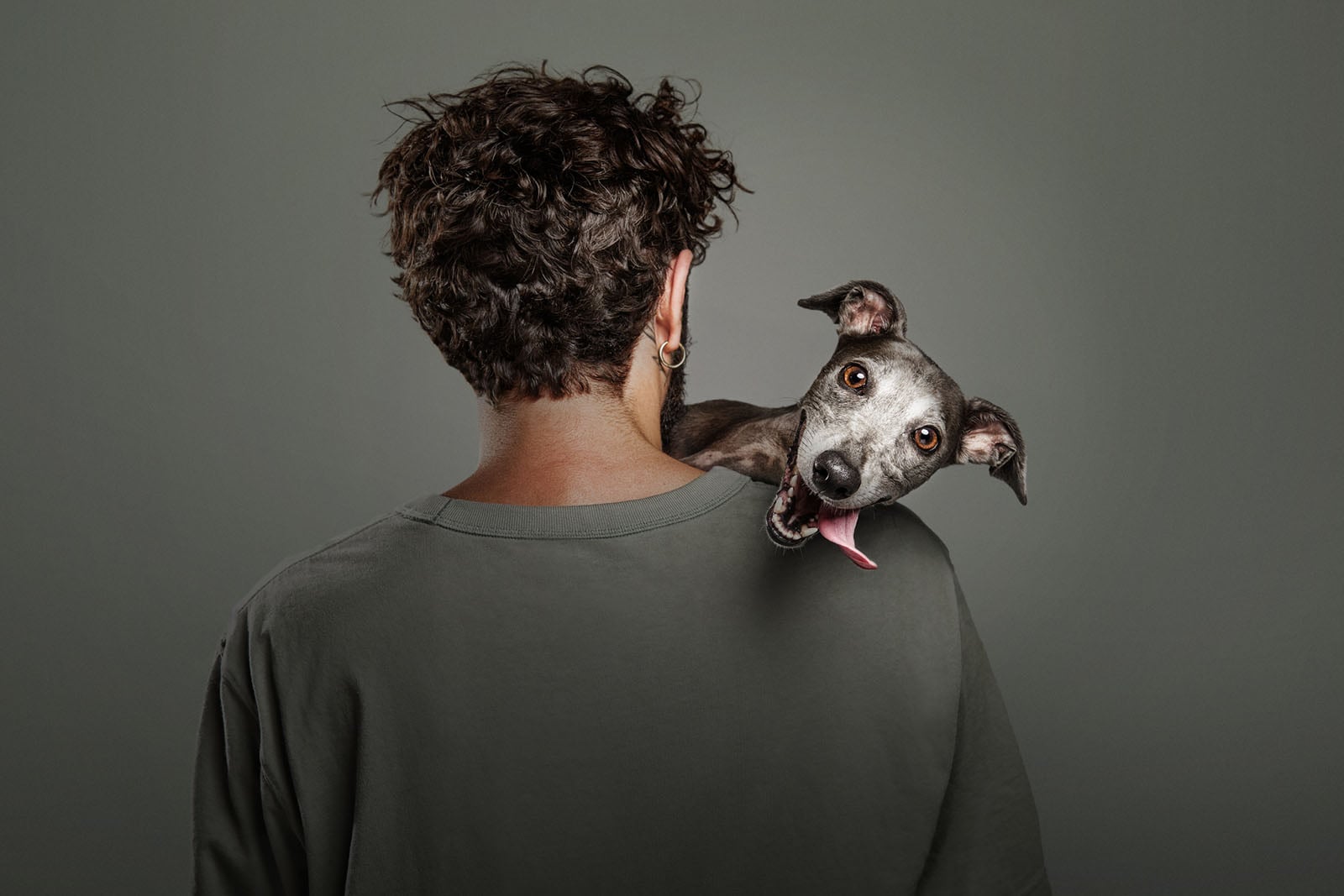 《The Weight of Connection.》(连接之重),桑托斯·罗曼(Santos Román,西班牙),狗与人组第三名。图片:Dog Photography Awards/摄影师。